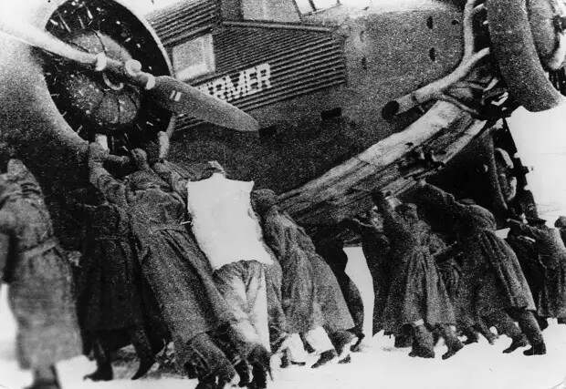 Ju-52 на аэродроме около Сталинграда. Heinz Schröter/Getty Images