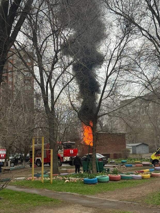 Горит трансформаторная будка в Калининском районе Донецка