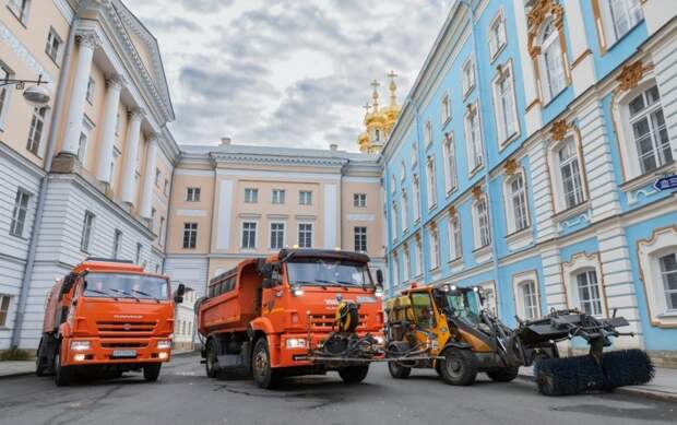 В Петербурге садовники и дорожники украсят технику поздравлениями к 8 Марта