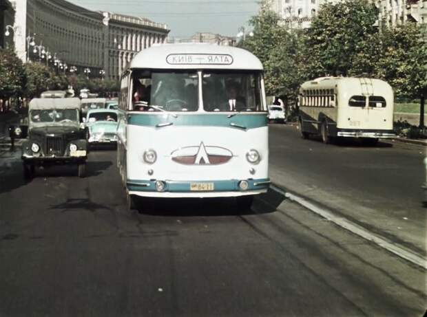 И вот мы на улице Хрещатик начала 60-х. В центре кадра ЛАЗ-695 "Турист", выполняющий рейс по маршруту Киев - Ялта. СССР, кино, королева бензокалонки
