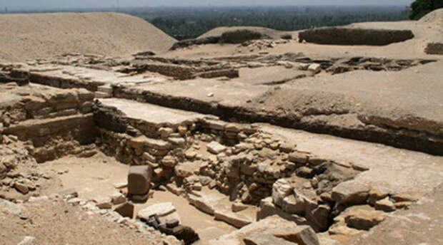 Потерянная пирамида В настоящее время предполагается, что в Гизе была еще одна пирамида. Владельцем считается Джедефре, который стал фараоном после Хуфу. Загадка в том, что кто-то просто взял и срезал целую пирамиду с основания и утащил ее непонятно куда.