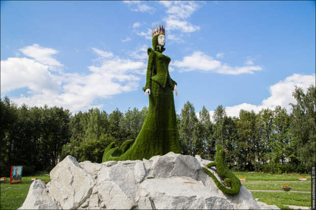 Скульптура Хозяйки медной горы в городе Березовском у шахты "Южная"