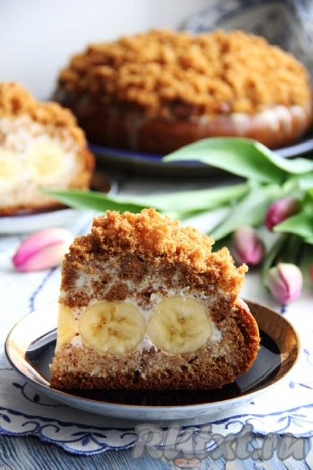 Готовый торт нарезать на порционные кусочки и подать к чаю. Такой наивкуснейший тортик с бананами и творогом может украсить любое праздничное или повседневное чаепитие. 