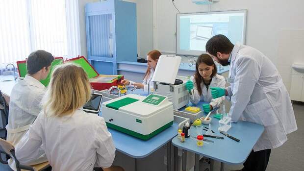 Все больше московских школьников хотят стать врачами. Фото: mos.ru