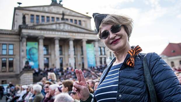 Посетители концерта Песни Победы в Берлине, Германия. Архивное фото