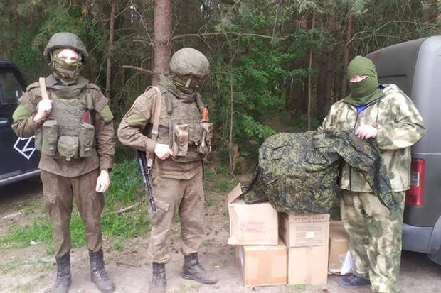 Защитники Родины в зоне боевых действий всегда благодарны за посылки. Фото: Архив Сергея Даньшина.