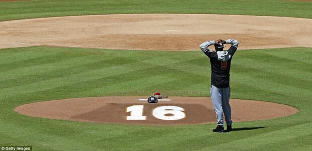 38c991e200000578-0-grieving_miami_marlins_player_dee_gordon_pictured_at_the_marlins-a-63_1474863201157