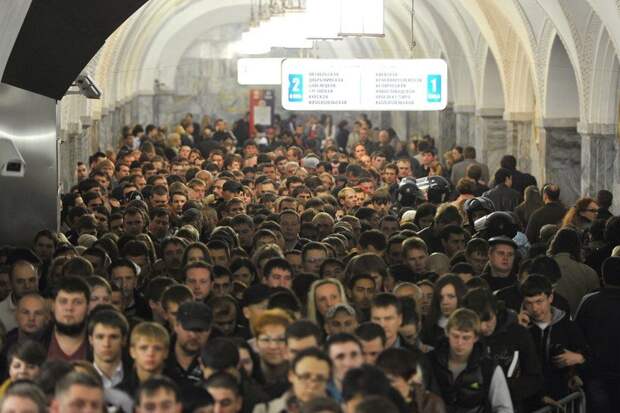 Московское метро (час пик). Впрочем, во многих крупных городах мира такая в час пик такое метро интересное, люди, масса, перенаселение, скопление, толпа