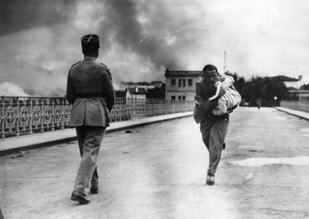 Журналист Реймонд Уокер бежит по мосту во Францию с ребенком, которого он спас от испанской гражданской войны (1936 г.) подборка фото, хорошие фото, эмоции