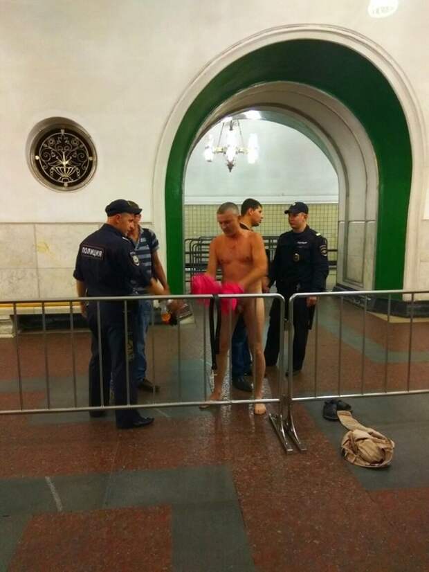 В Москве полицейские догола раздели мужчину в вестибюле метро В Москве полицейские догола раздели мужчину в вестибюле метро
