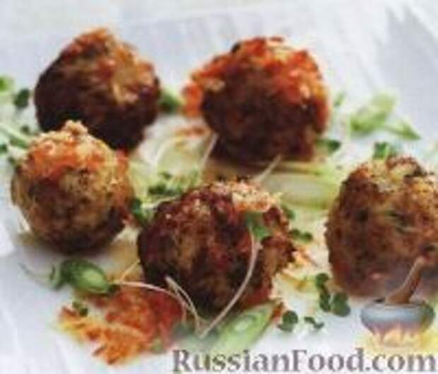 Фото к рецепту: Куриные тефтельки с курагой, орехами и перцем чили