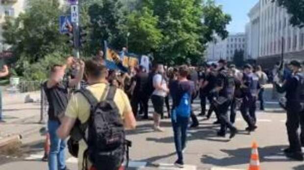 Яйца, камни и бутылки с водой: под ОП националисты атаковали сторонников Шария и СМИ