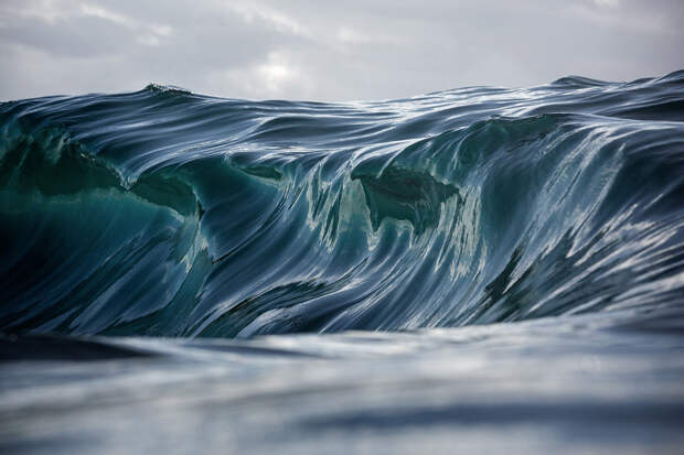 Волны на побережье в Австралии.