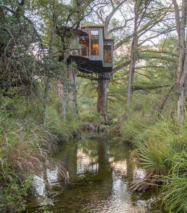 Yoki Treehouse расположен над ручьем на высоте 7,5 метров.