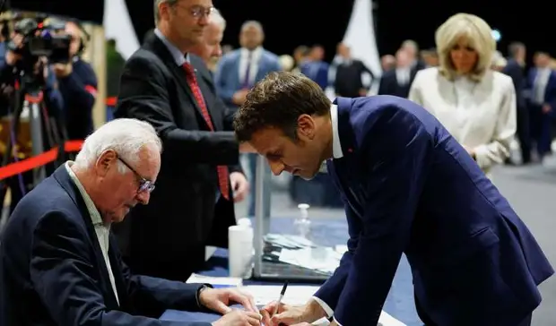 Эммануэль Макрон лидирует во втором туре президентских выборов во Франции