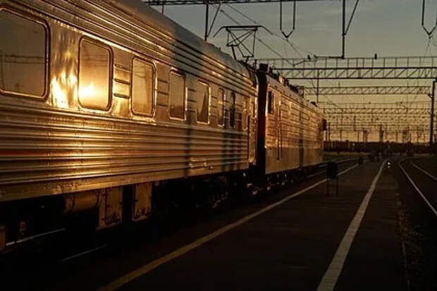 В России школьницы устроили фотосессию на рельсах перед грузовым поездом и поплатились