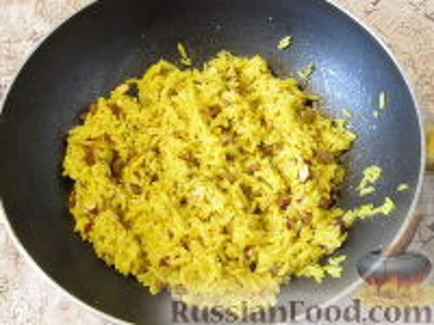 Фото приготовления рецепта: Пряный рис с изюмом и миндалем - шаг №11