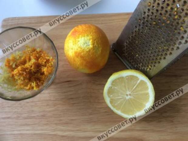 Первым делом снимаем с апельсинов и лимона цедру