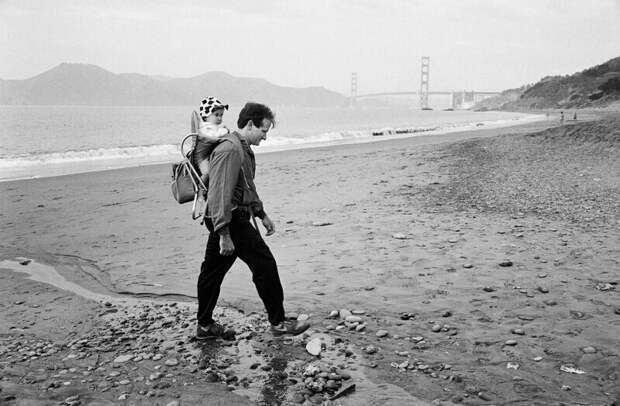 Робин Уильямс гуляет с дочкой Зельдой в Сан-Франциско. 1990