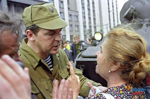 На Манежной площади, 19 августа 1991 год На Манежной площади, 19 августа 1991 год