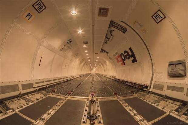 Так выглядит изнутри пустой грузовой Boeing 757 почтовой компании FedEx загадки, интересно, неизведанное, познавательно, тайны