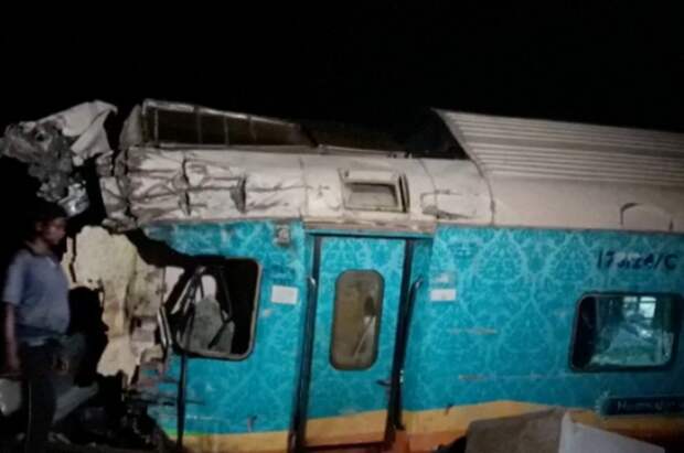 Число погибших при столкновении поездов в Индии увеличилось до 120 человек