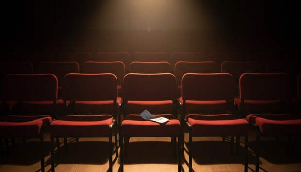 «Юбилей в кругу друзей» Ларисы Долиной в Коломне не собрал и трети зала