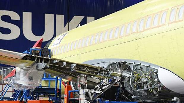 Самолет Sukhoi Superjet 100 в цехе окончательной сборки на заводе имени Гагарина в Комсомольске-на-Амуре Санкции делают Superjet неконкурентоспособным по цене, заявил Борисов