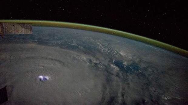Разряд молнии в центре большого урагана интересное, интересные фото, космос, фото