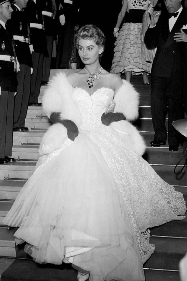 Sophia-Loren-at-the-8th-Cannes-International-Film-Festival-in-May-of-1955-768x1152.jpg