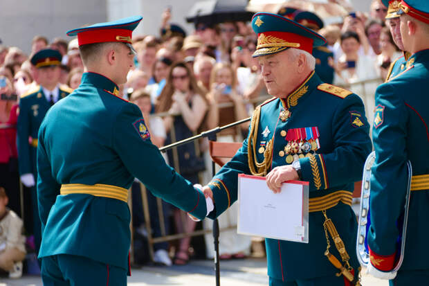 У Музея Победы на Поклонной горе прошла церемония выпуска лейтенантов и слушателей Военного университета МО РФ