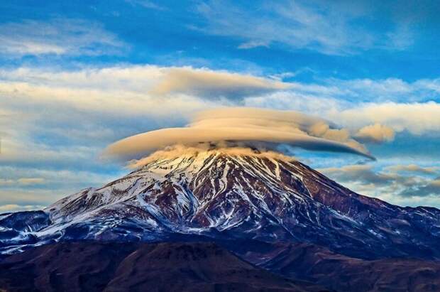 Ashkan Razavi Линзообразные облака над стратовулканом Демавенд.  красивые кадры, факты, фото