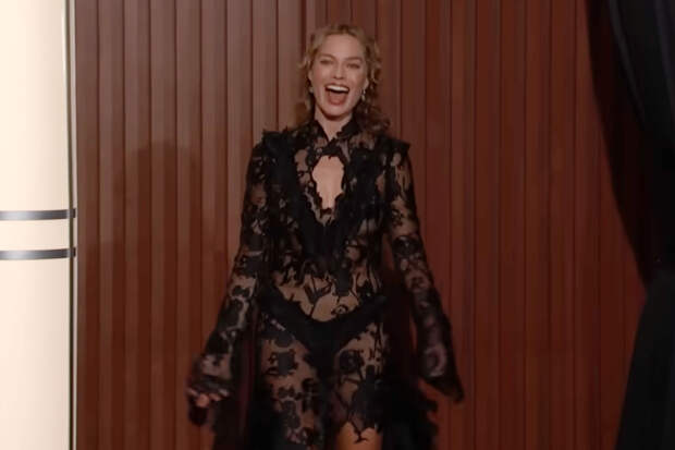 Марго Робби в прозрачном платье пришла на шоу