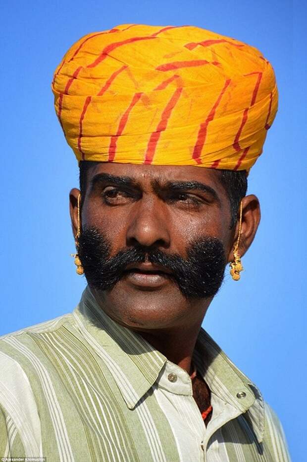 Среди мужского коренного населения Раджастана очень популярны усы, которым придают весьма замысловатые формы.