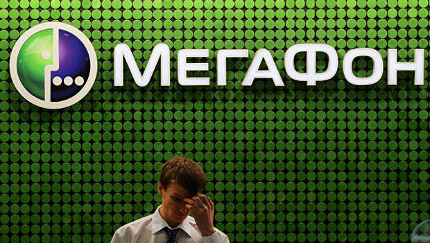 Продавец-консультант в офисе компании оператора мобильной связи Мегафон. Архивное фото Продавец-консультант в офисе компании оператора мобильной связи Мегафон. Архивное фото