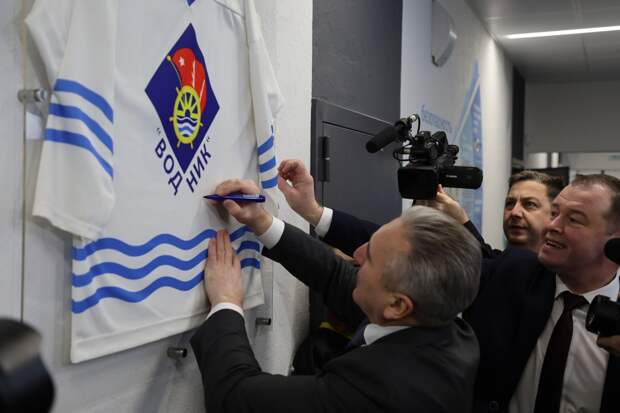 В адаптированном для инвалидов спорткомплексе, который открыл тюменский губернатор Моор, нет пандуса на главном входе