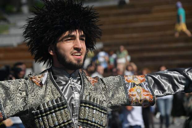 Стрельба, лезгинка, пафосный кортеж. Азербайджанцы устроили кавказскую свадьбу прямо посреди ЖК