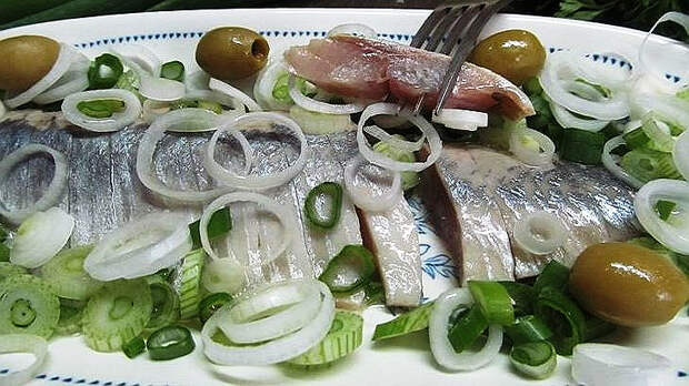 Сельдь в тарелке