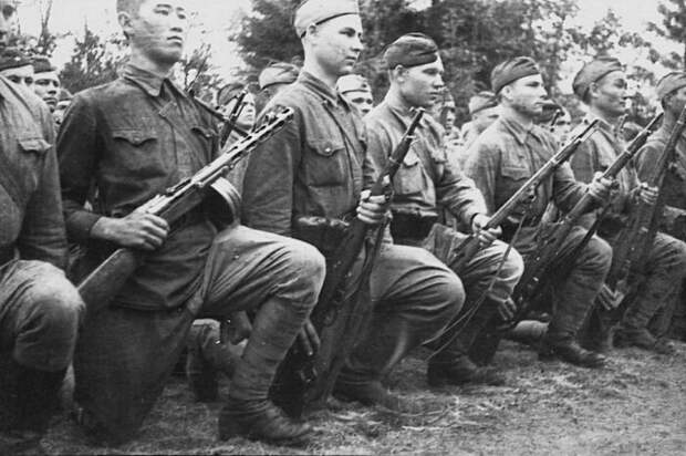 Даже советские солдаты носили обмотки. /Фото: russian7.ru.