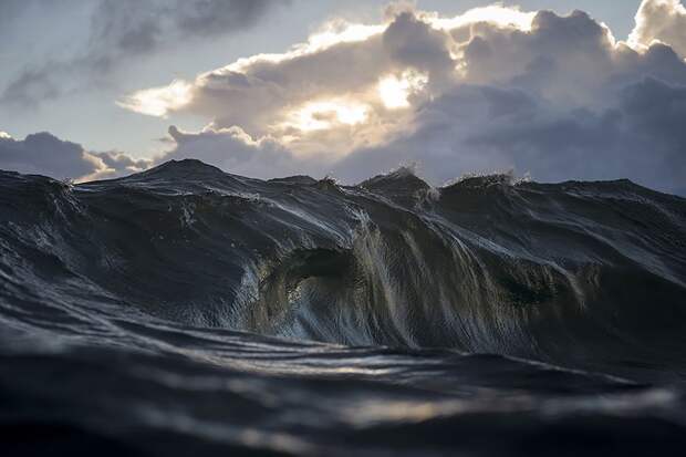 Рей Коллинс заморозил морские волны и сделал их похожими на величественные горы