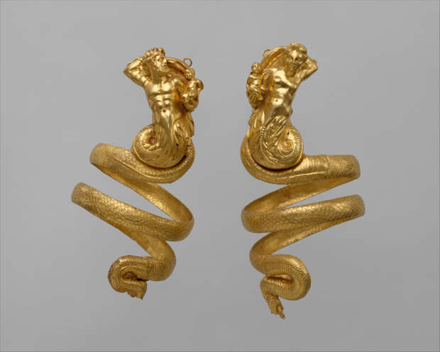 Браслеты для предплечья (Золото, II в. до н. э.) Выполнены в виде фигур тритонов - мужской и женской. Каждый тритон держит на руках маленького крылатого Эроса