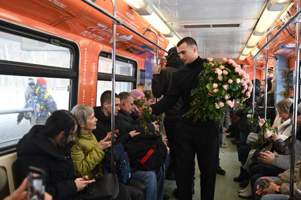 Тульские розы дарили женщинам в Московском метро в преддверии 8 марта