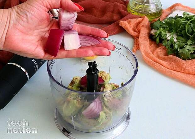 В блендере смешать авокадо, лук / Изображение: дзен-канал technotion