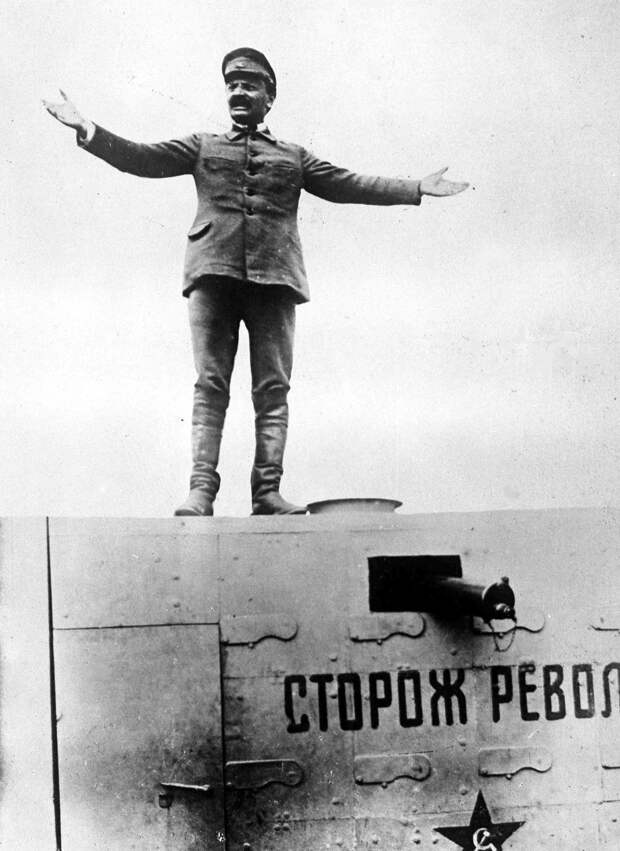 Лев Троцкий выступает на праздновании 5-й годовщины Красной армии. 24 февраля 1923 года. / AP Лев Троцкий выступает на праздновании 5-й годовщины Красной армии. 24 февраля 1923 года. / AP