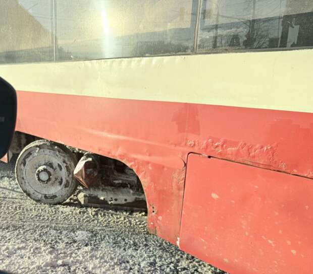 В Туле на пересечении улиц Советской и Энгельса остановилось трамвайное движение