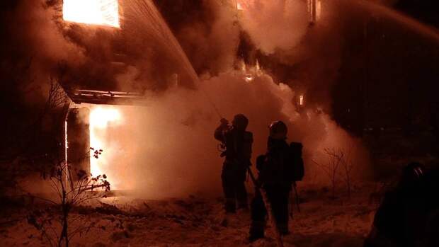 Жертвами пожара в жилом доме в Архангельской области стали четыре ребенка