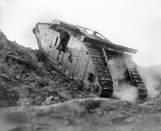 Танк F4 спускается по склону в танковой автошколе во время подготовки к битве при Камбре, 21 октября 1917 года. Источник изображения wikimedia.commons