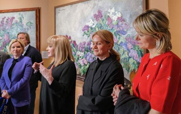 Артем, Анна и Надежда Михалковы открыли выставку своего прадеда