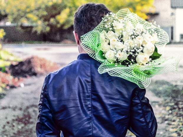 Человек в букетом цветов — лучше сразу бегите
