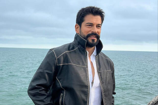 Актер Бурак Озчивит назвал большой честью представлять премьеру спектакля в Москве